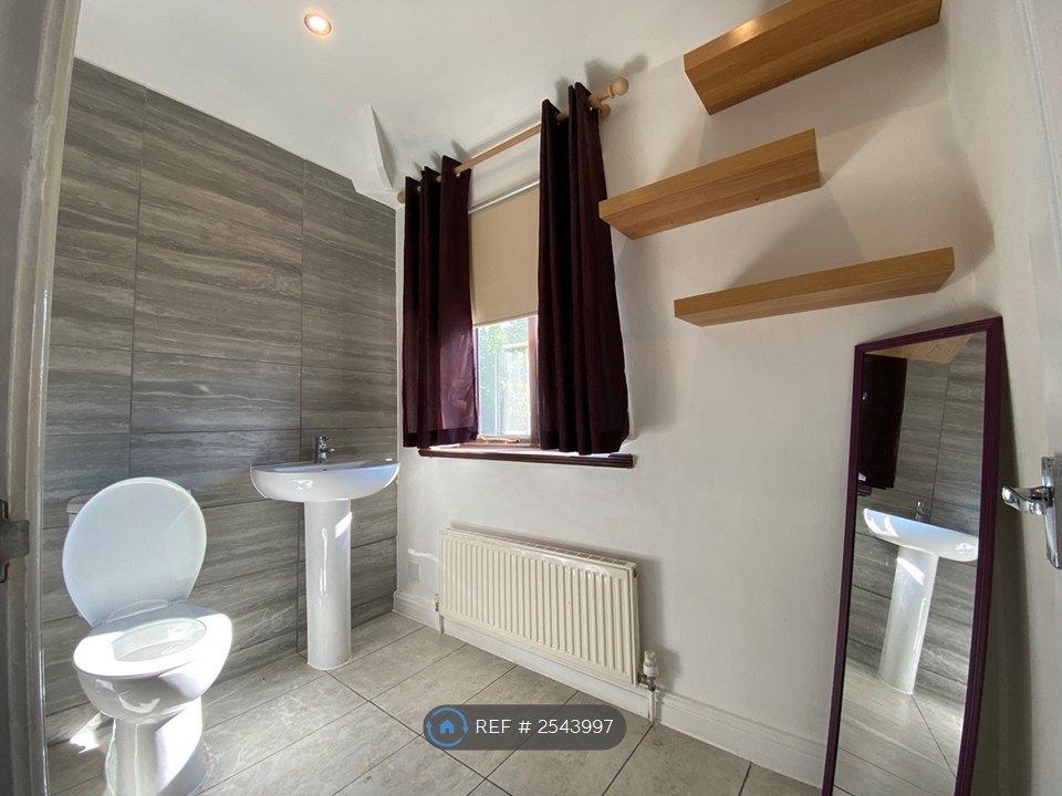 Property photo 3 of 12 Bathroom