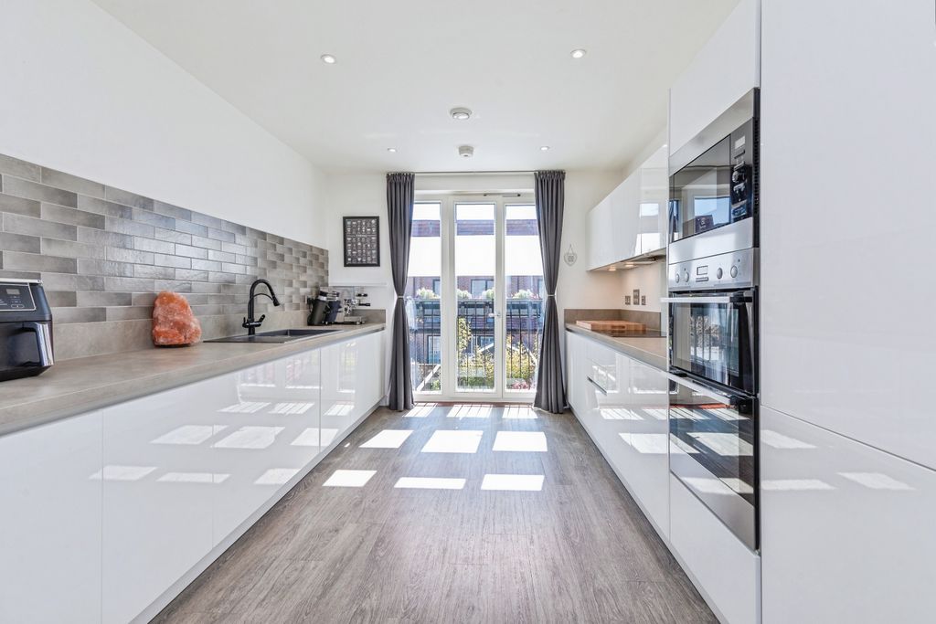 Property photo 3 of 20 Kithen