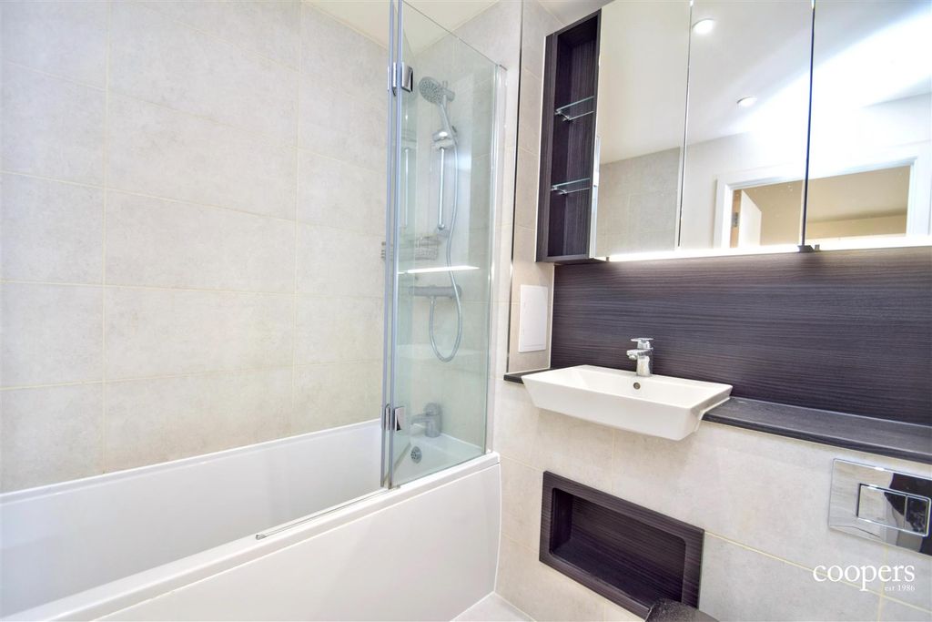 Property photo 1 of 6 Bathroom