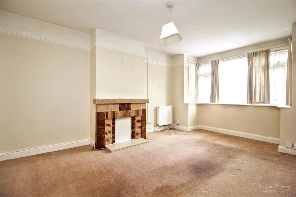 Property photo 3 of 18 Living Room