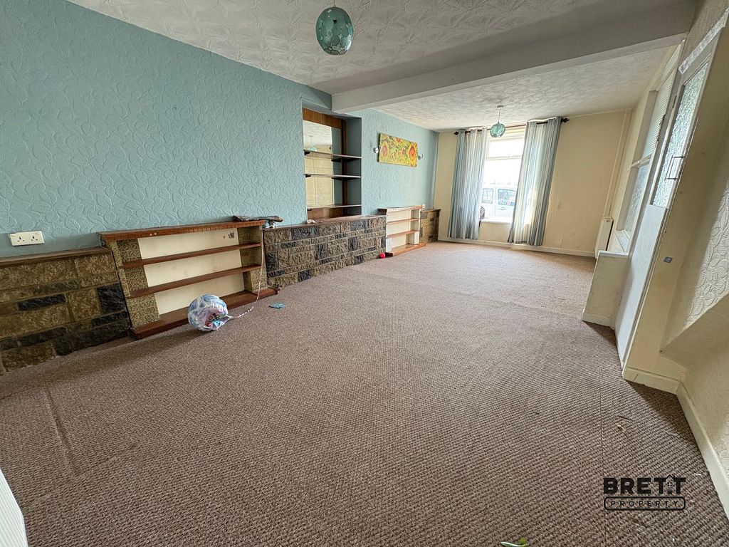 Property photo 2 of 8 Living Room