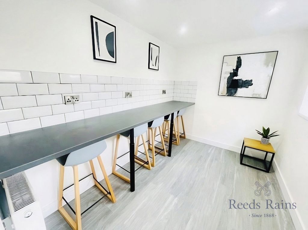 Property photo 3 of 8 Pbox-Img.Jpg