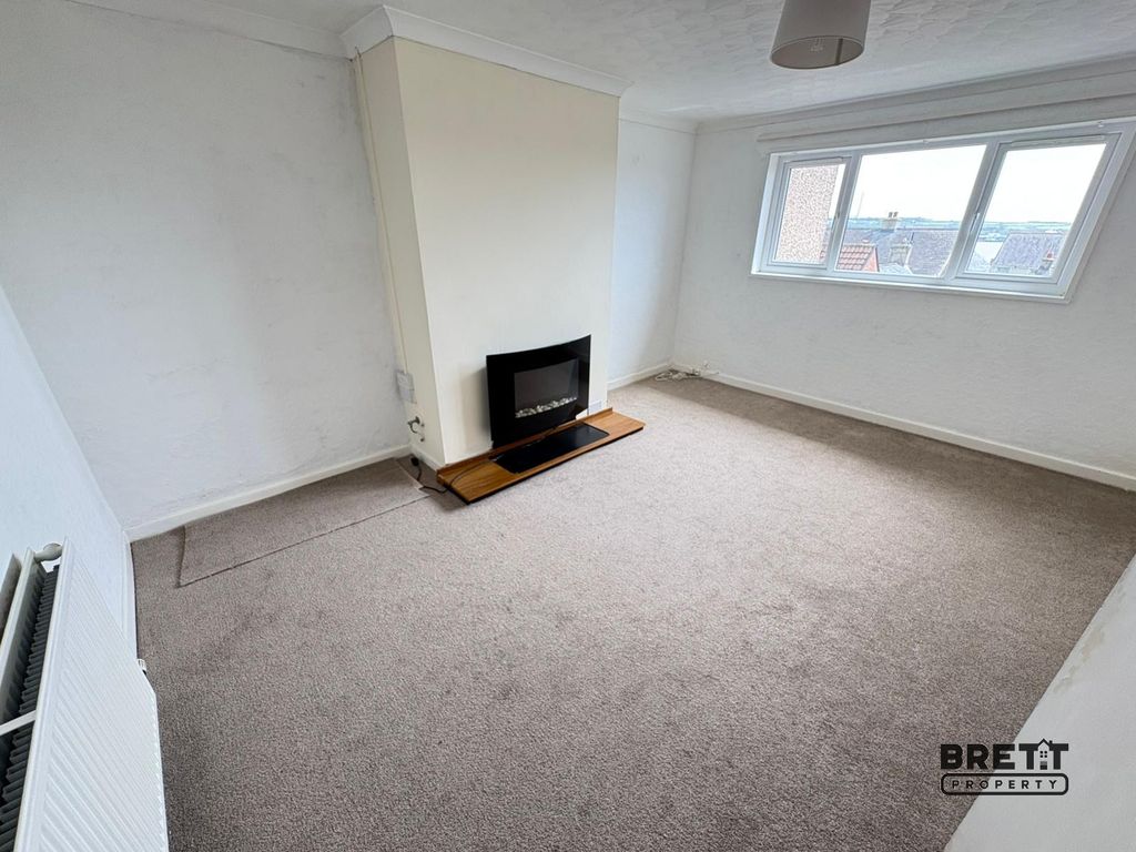 Property photo 3 of 6 Living Room