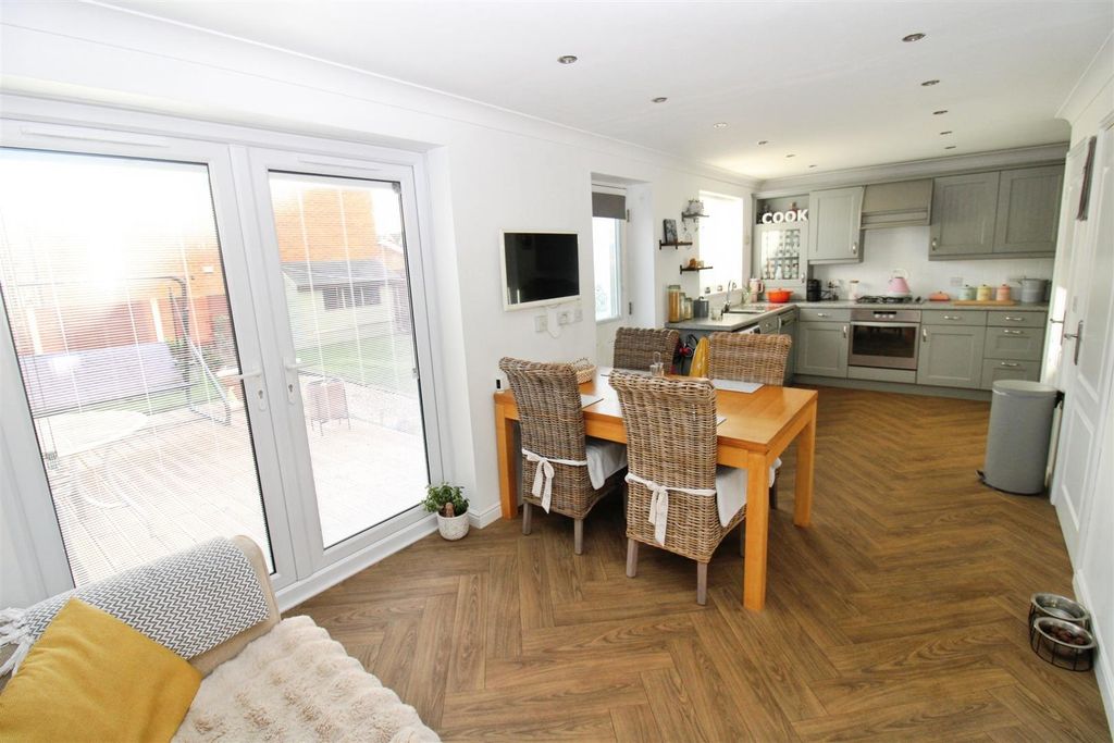 Property photo 3 of 21 Dining Kitchen