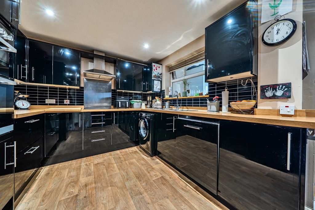 Property photo 3 of 21 Kitchen