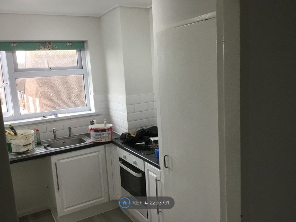 Property photo 3 of 8 Kitchen