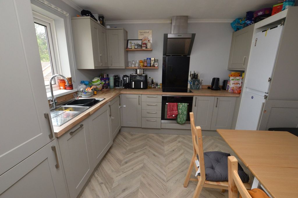 Property photo 3 of 9 Kitchen