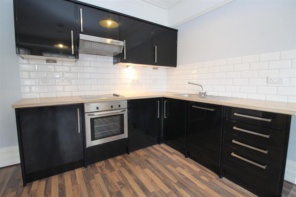 Property photo 2 of 8 Flat 1, 1 Avenue Road - New 2022 (11).Jpg