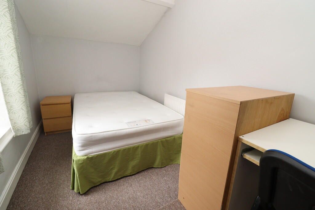 Property photo 3 of 9 Bed 4