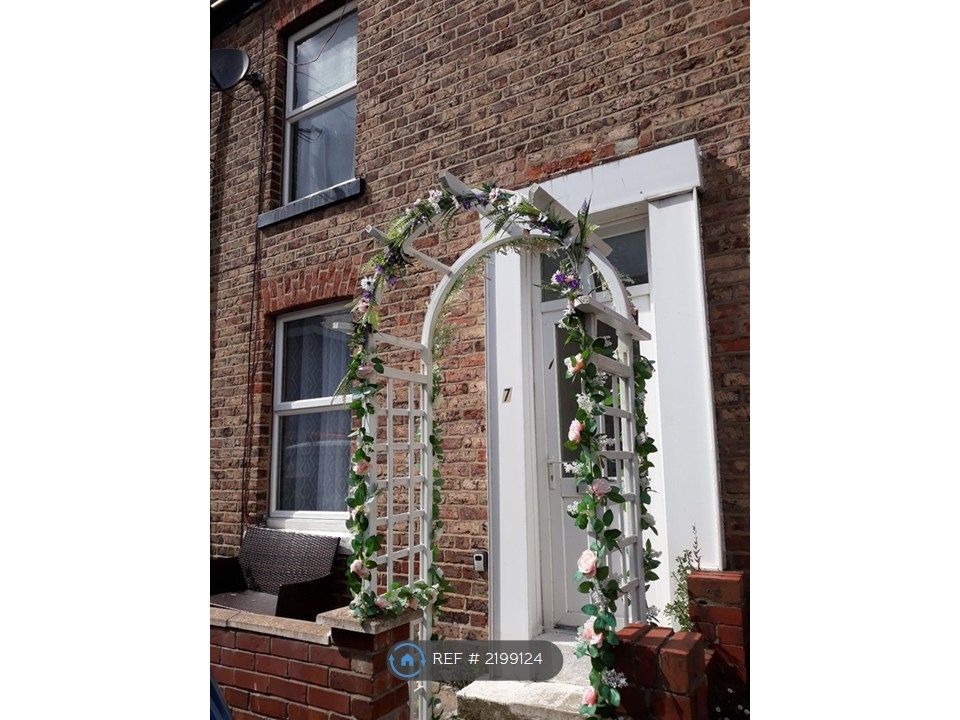 Property photo 1 of 22 3Beds Facing Front &amp; Fully Enclosed Back Garden
