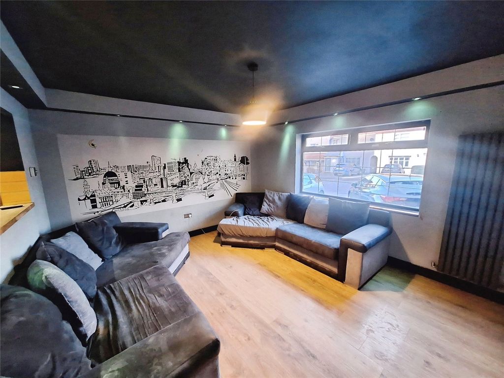 Property photo 3 of 20 Lounge