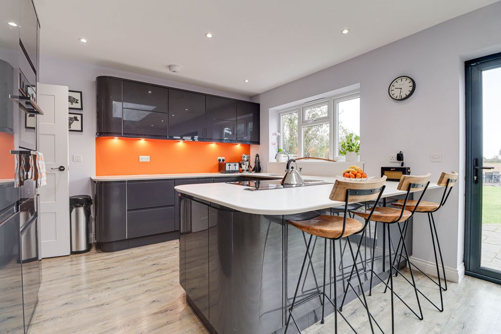 Property photo 3 of 19 Kitchen