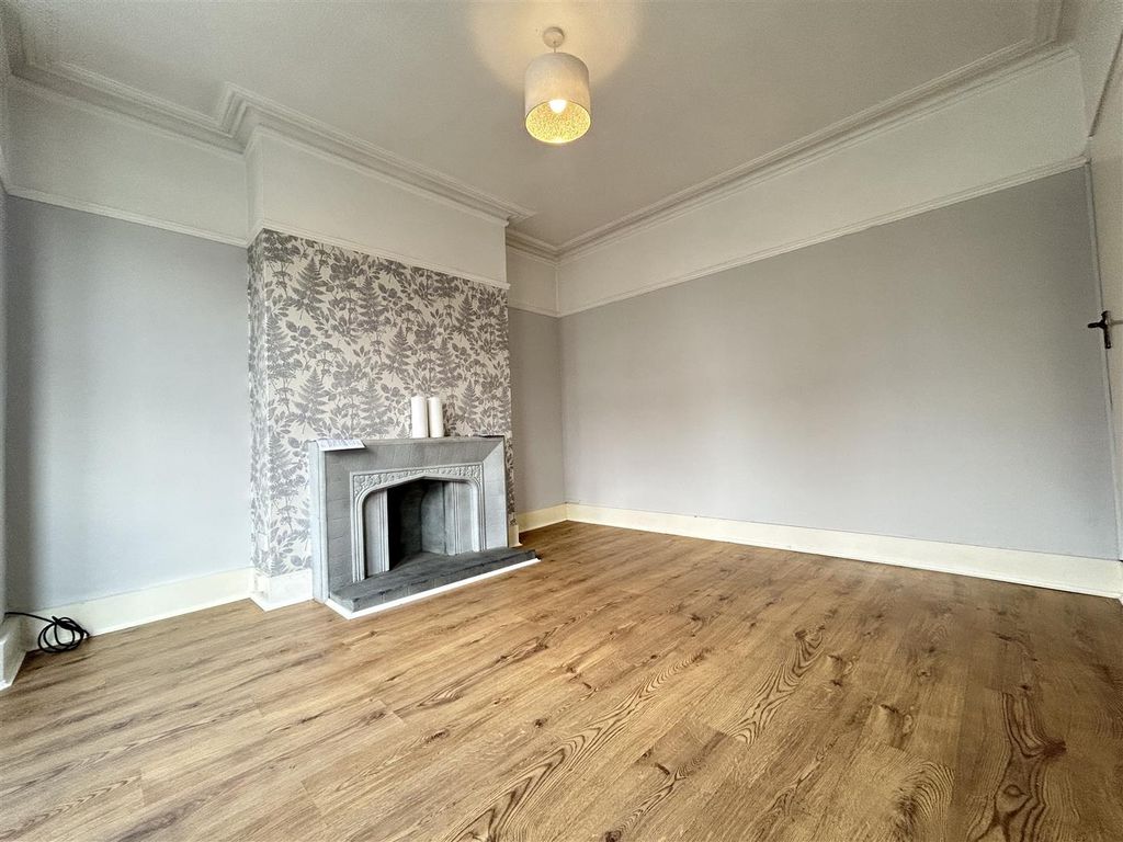 Property photo 3 of 11 Lounge