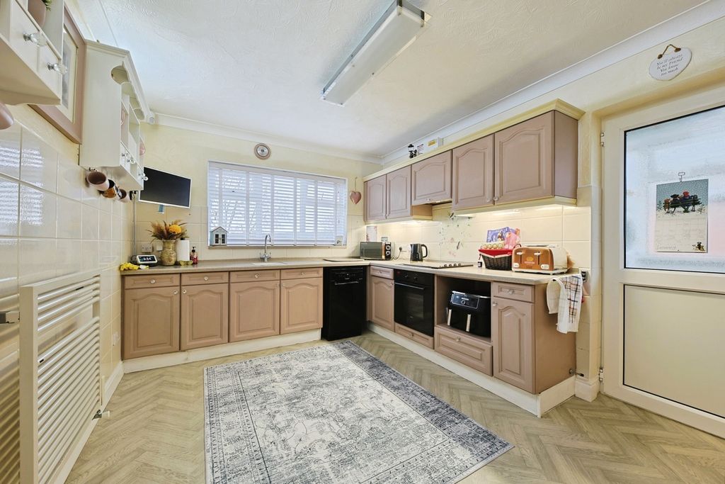 Property photo 2 of 15 4807365