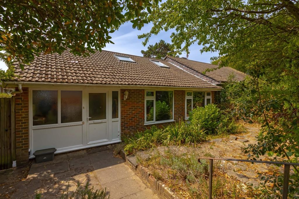 Property photo 1 of 26 Caisters Close_24.Jpg