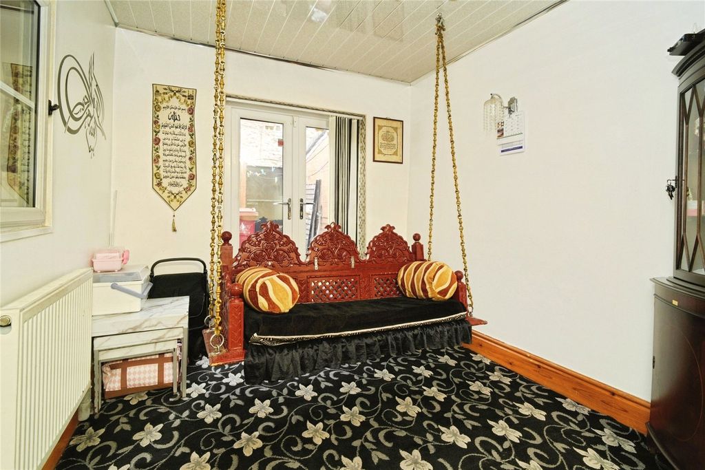 Property photo 3 of 21 Living Room