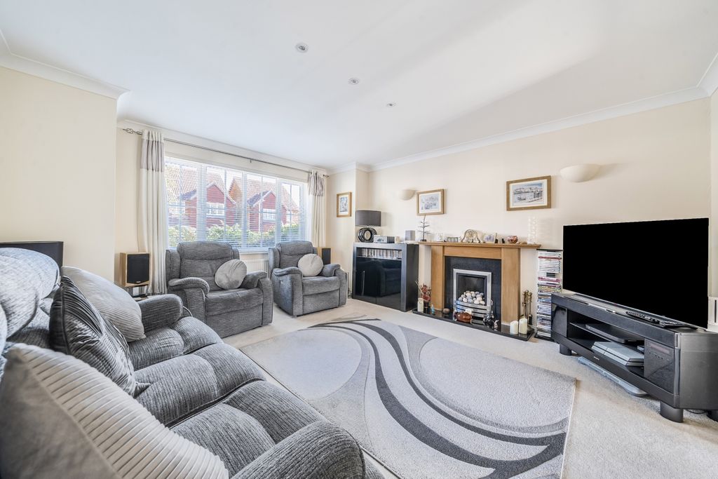 Property photo 2 of 19 Lounge