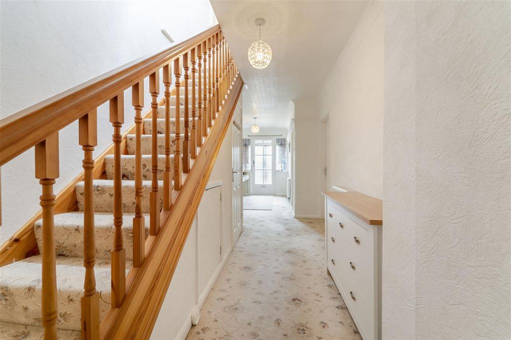 Property photo 2 of 32 Entrance Hall