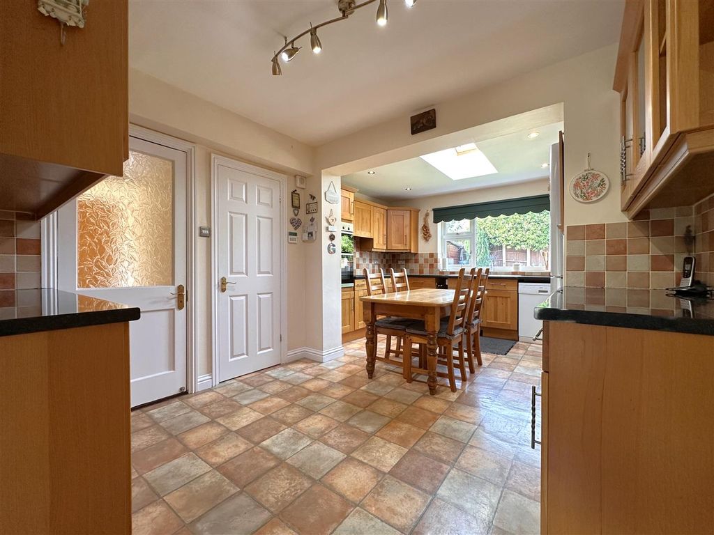 Property photo 2 of 22 Open-Plan Dining Kitchen 941