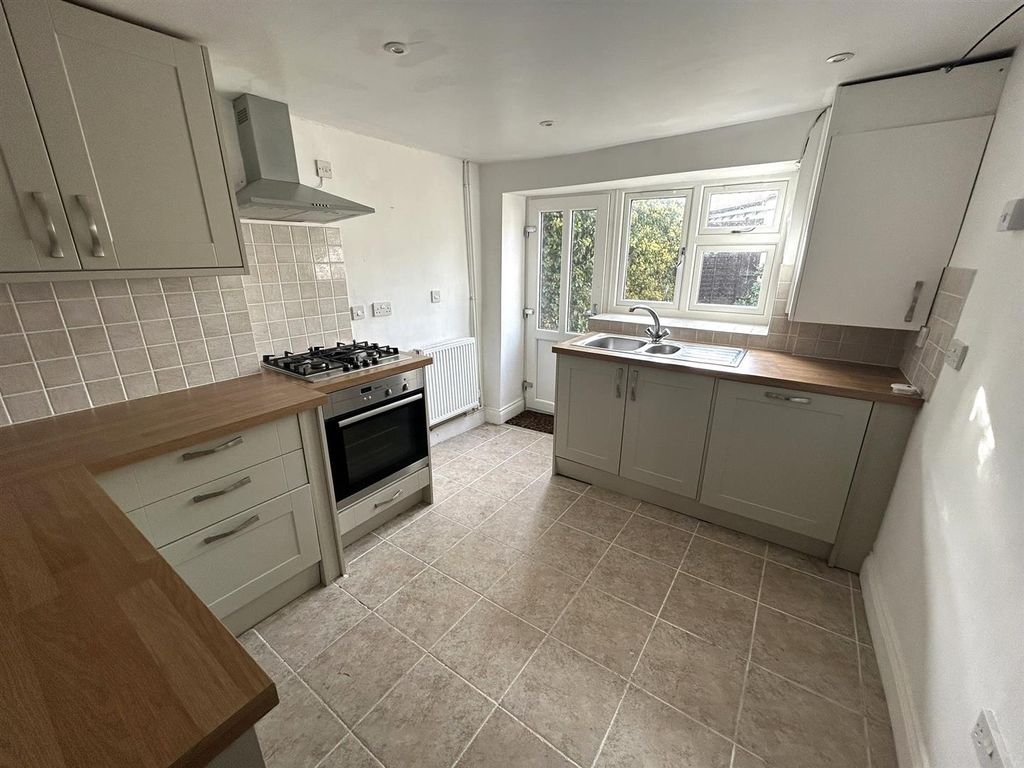 Property photo 2 of 11 Kitchen