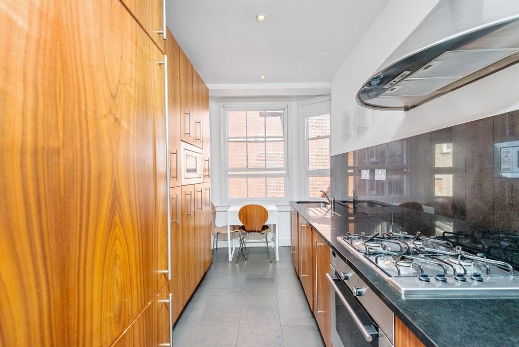 Property photo 3 of 7 Kitchen