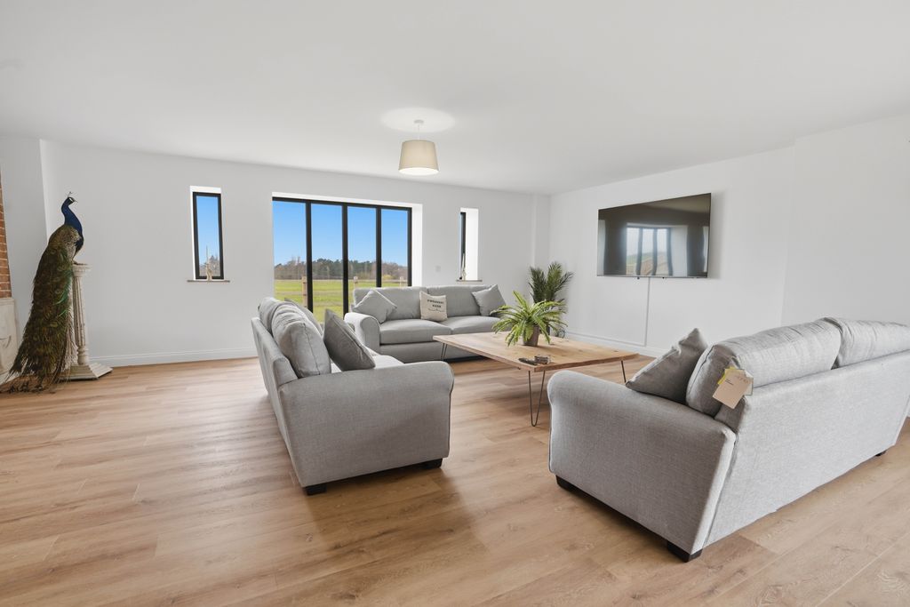 Property photo 2 of 37 Tdf04915