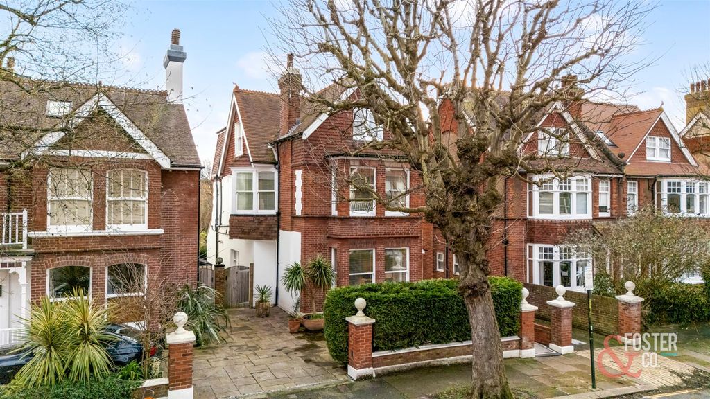 Property photo 1 of 36 Pembroke Crescent, 6-037.Jpg