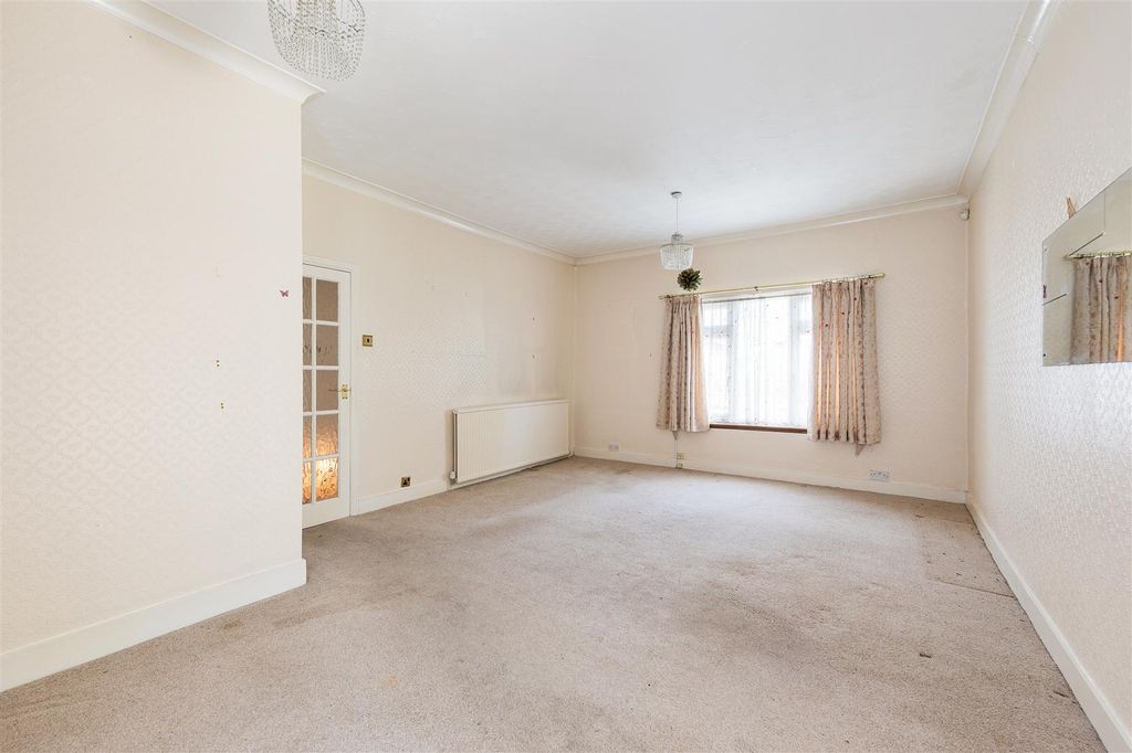 Property photo 3 of 18 Chingford Avenue, E4