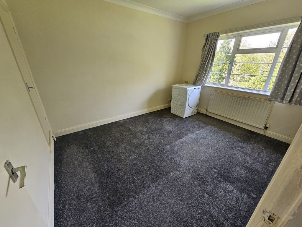 Property photo 3 of 7 A Bright And Tidy Double Bedroom Featuring A Large...