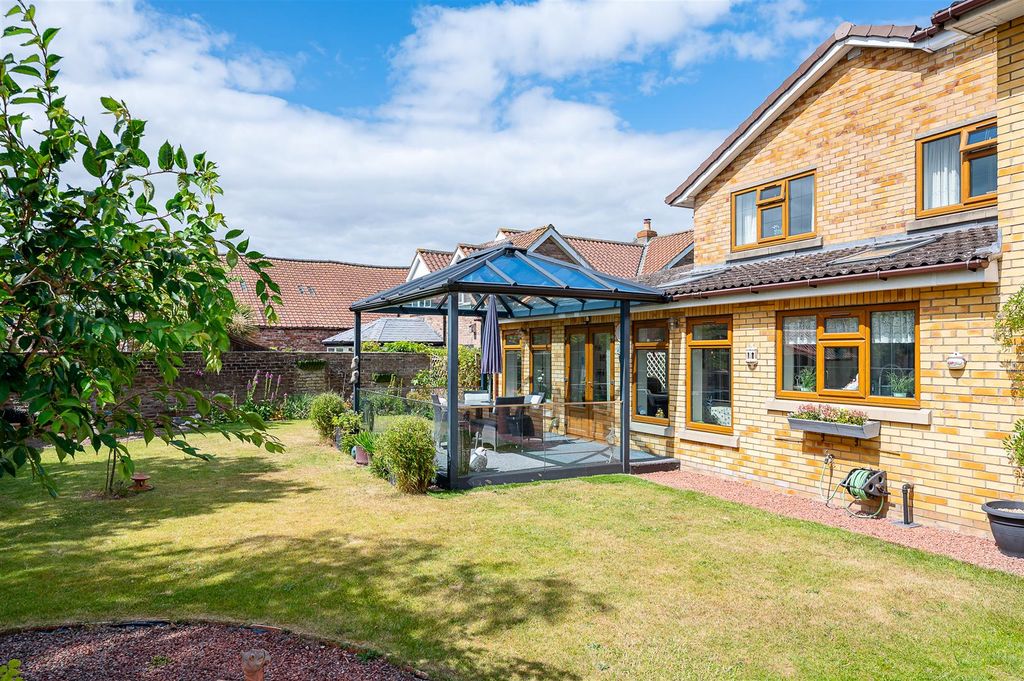 Property photo 2 of 27 Garden