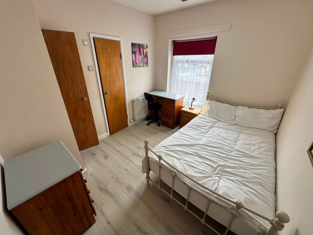Property photo 1 of 8 En-Suite 5