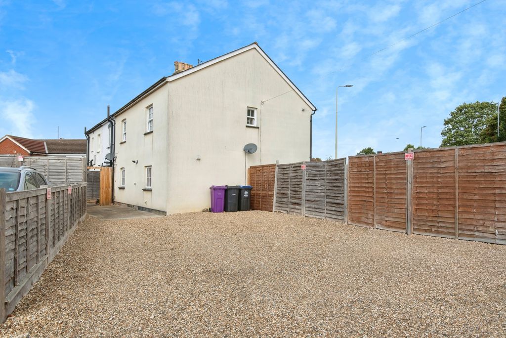 Property photo 2 of 17 Parking / Garden