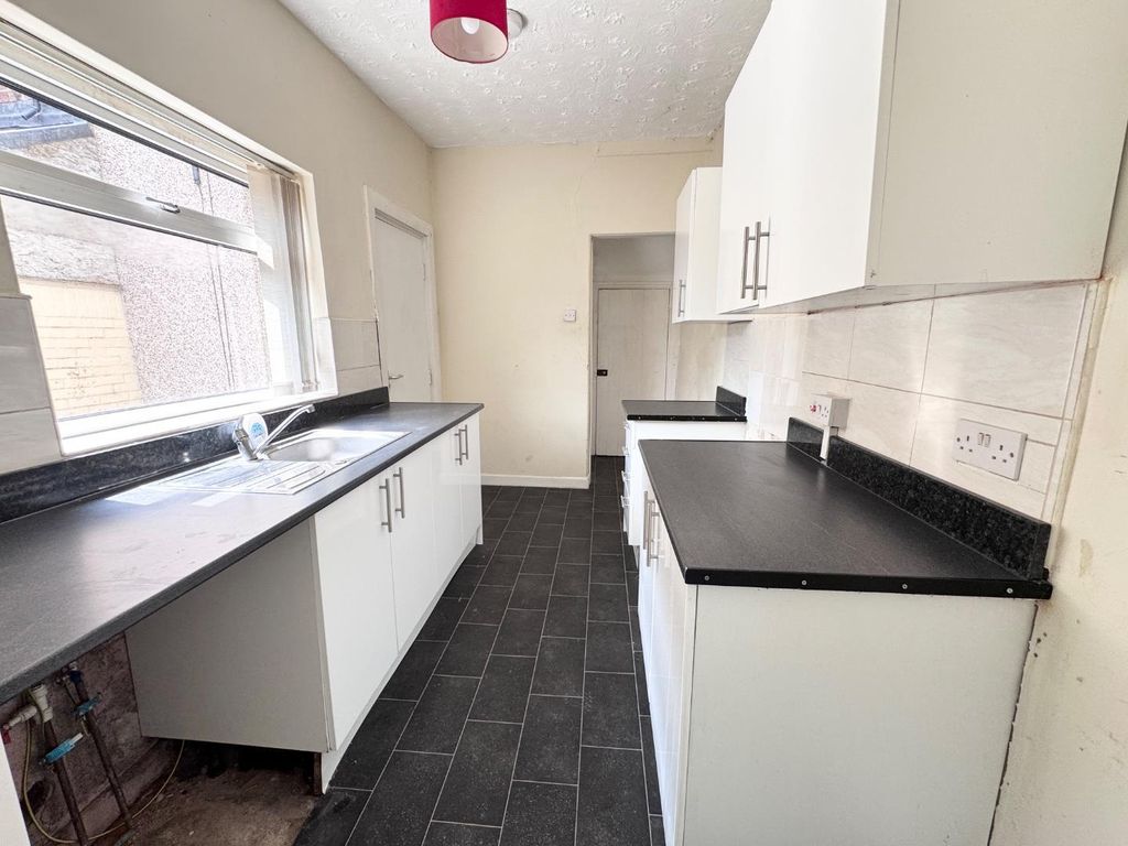 Property photo 3 of 11 Kitchen