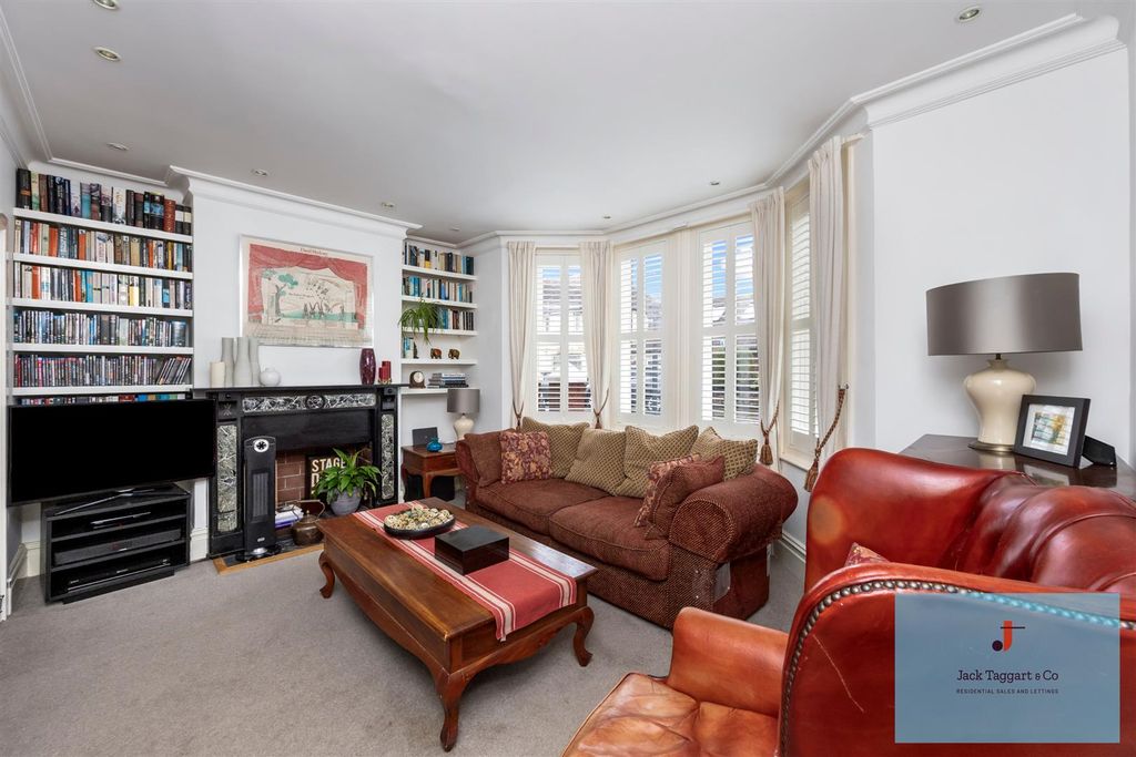 Property photo 3 of 17 Errol Road, 7-004.Jpg