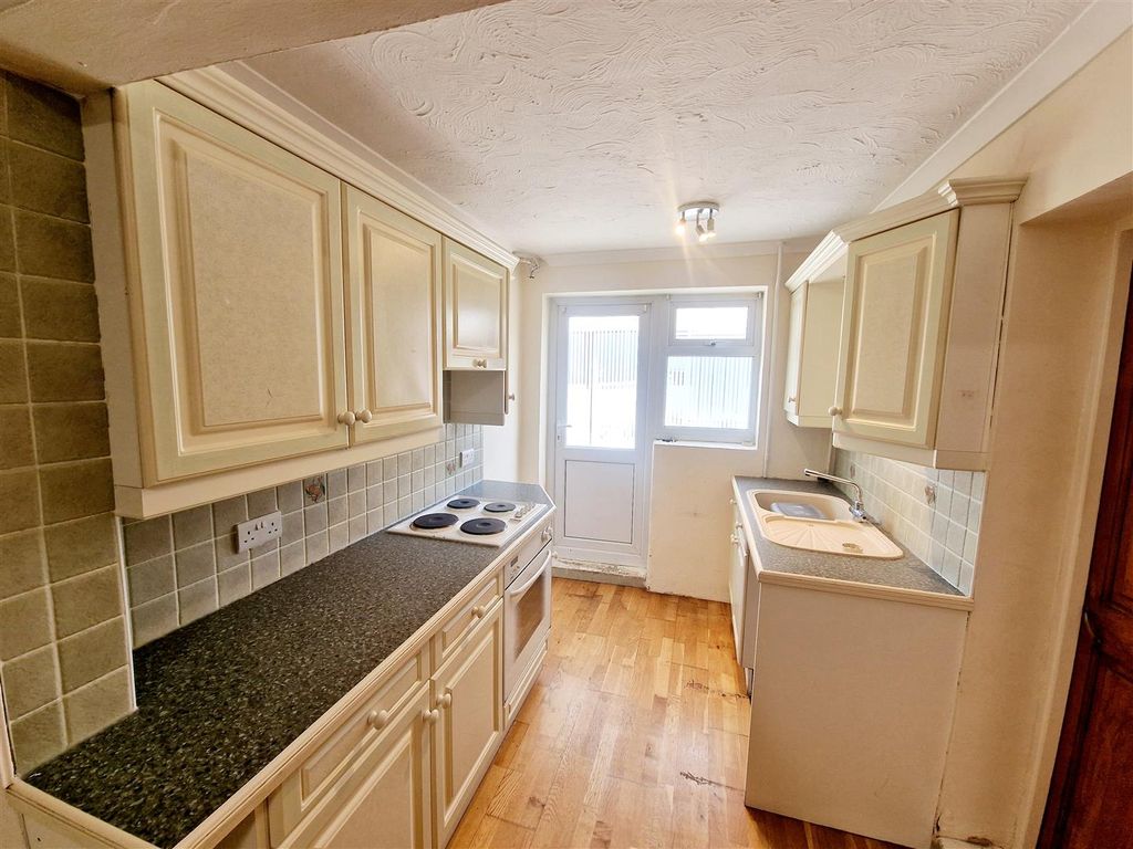 Property photo 2 of 9 Kitchen
