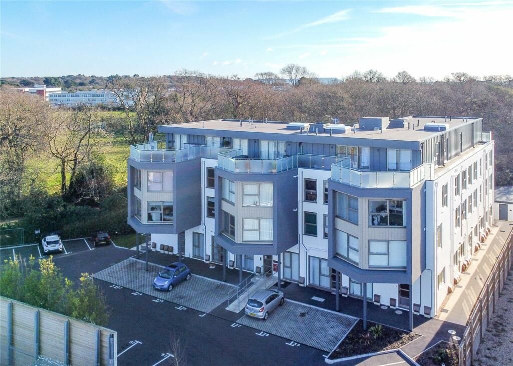 Property photo 1 of 12 2 Bed Flat To Rent, Christchurch Bh23