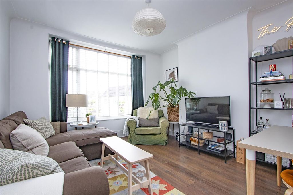 Property photo 2 of 7 10A Delamere Road Sw20 Reception.Jpg