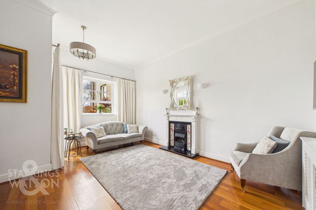 Property photo 2 of 28