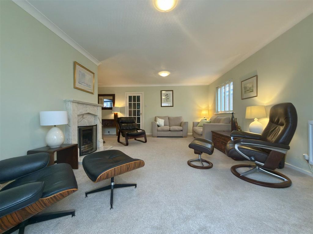 Property photo 3 of 17 Lounge