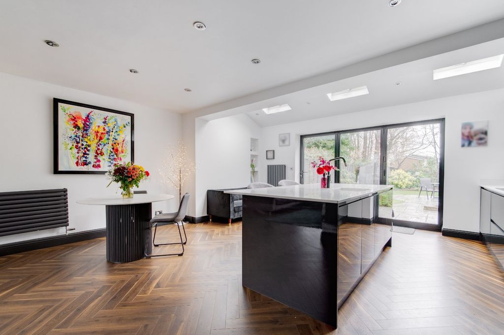 Property photo 2 of 16 Picture No. 11