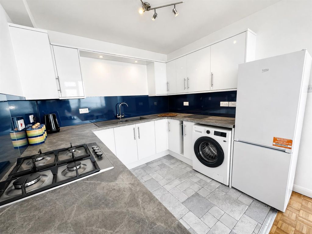 Property photo 2 of 18 Kitchen