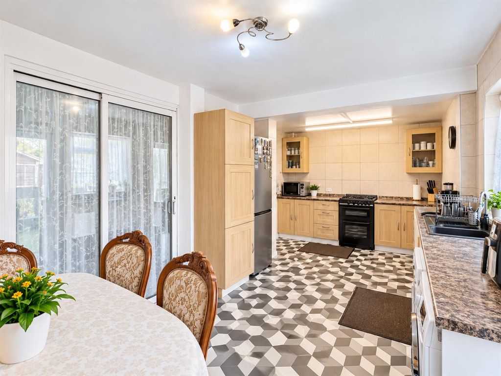 Property photo 3 of 12 Kitchen