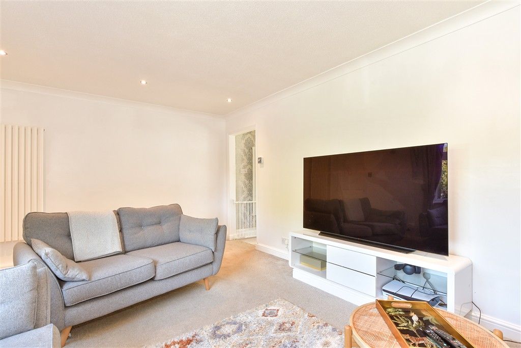 Property photo 3 of 13 Lounge