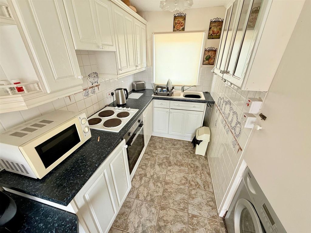 Property photo 2 of 8 Kitchenette