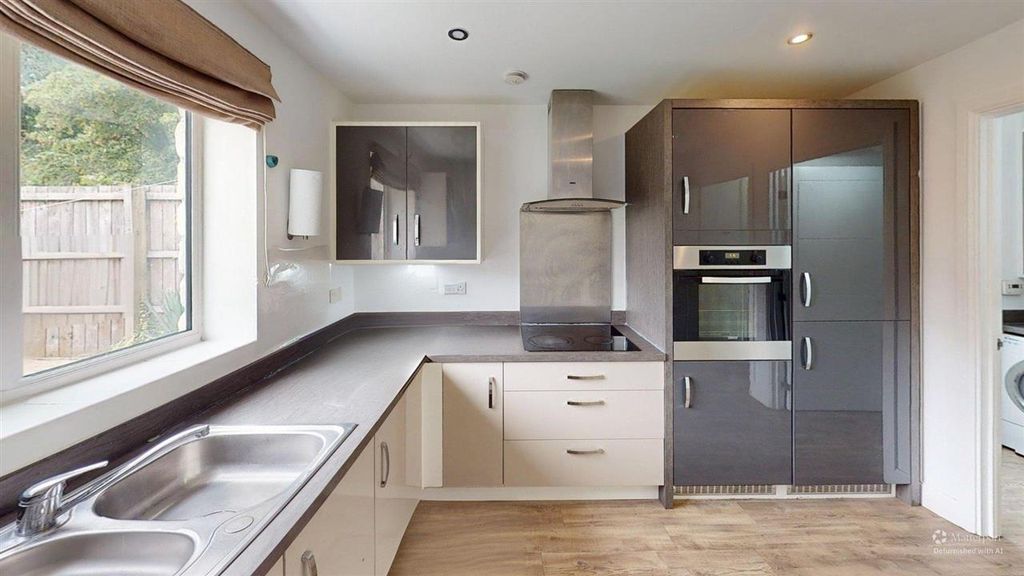 Property photo 3 of 17 Kitchen