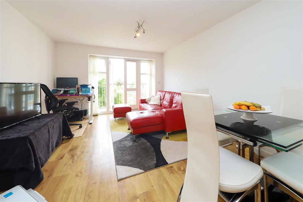 Property photo 3 of 15 Dining / Living