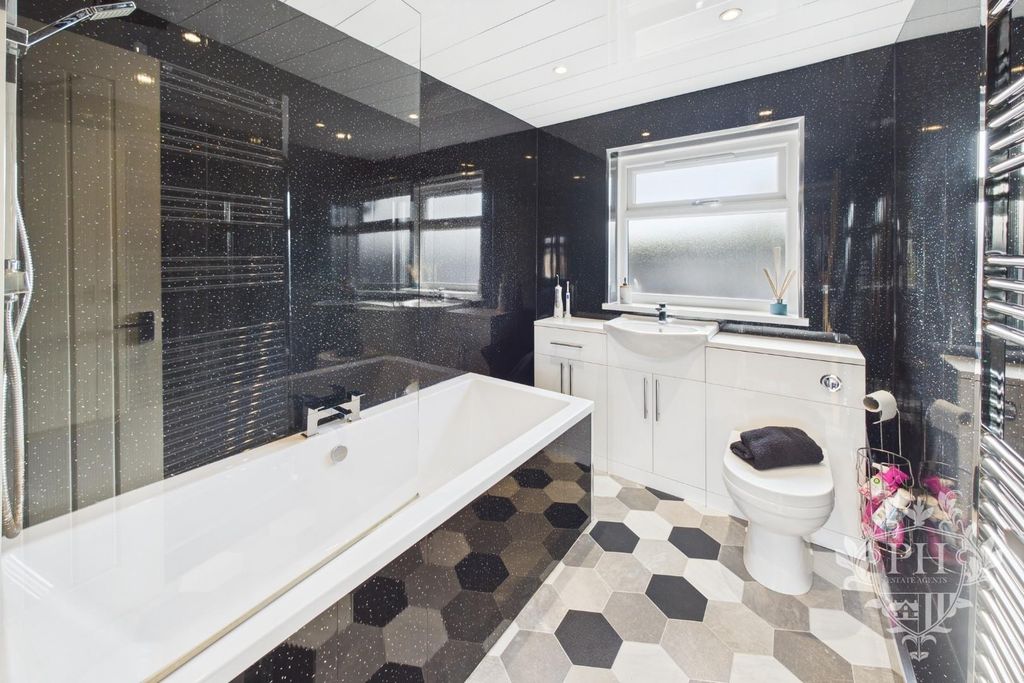 Property photo 3 of 10 Bathroom