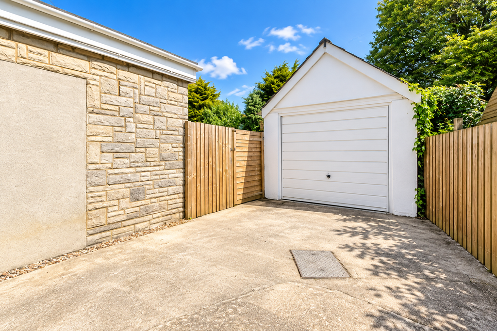 Property photo 3 of 14 Garage