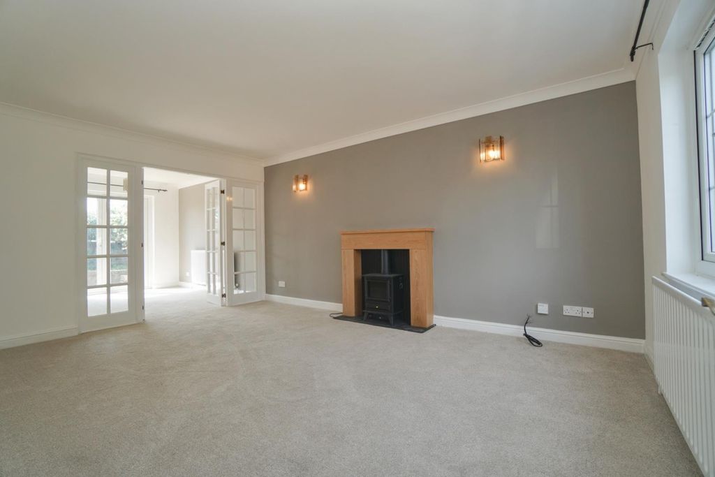Property photo 3 of 19 Lounge