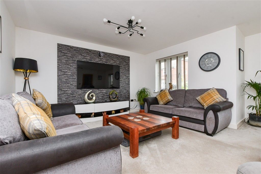 Property photo 3 of 15 Lounge